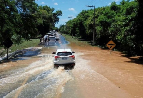 Água do Rio Paraíba do Sul invade a BR-356, na Altura de Três Vendas