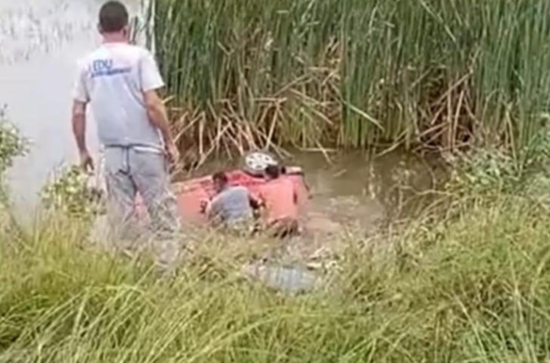 Baixada Campista : Mãe e filha de 7 anos morrem após carro cair em córrego