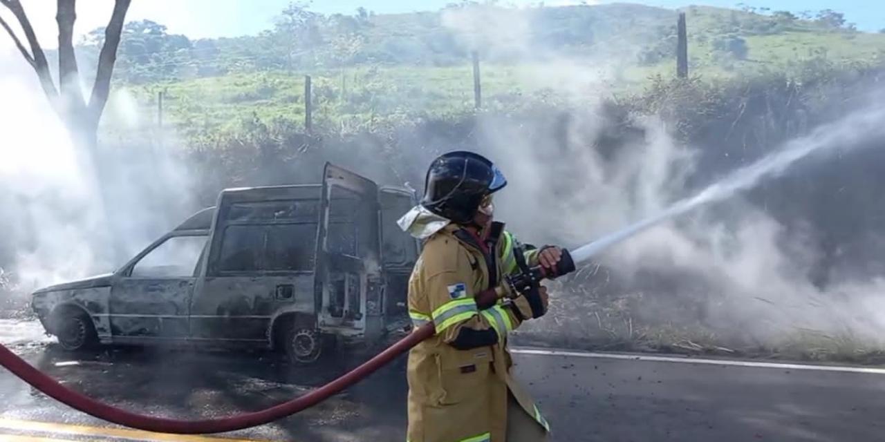 Cambuci:  Carro pega Fogo na RJ 202, próximo a São João do Paraíso