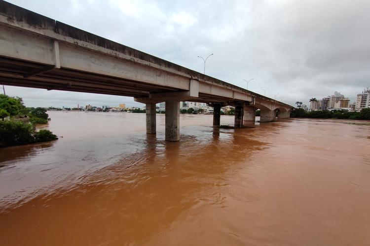 Campos: Nível do Paraíba alcança 9,89m e segue elevando 3cm por hora