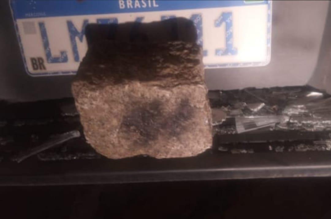 Campos: Homem é preso após pedir para ser detido e jogar pedra em viatura da PM