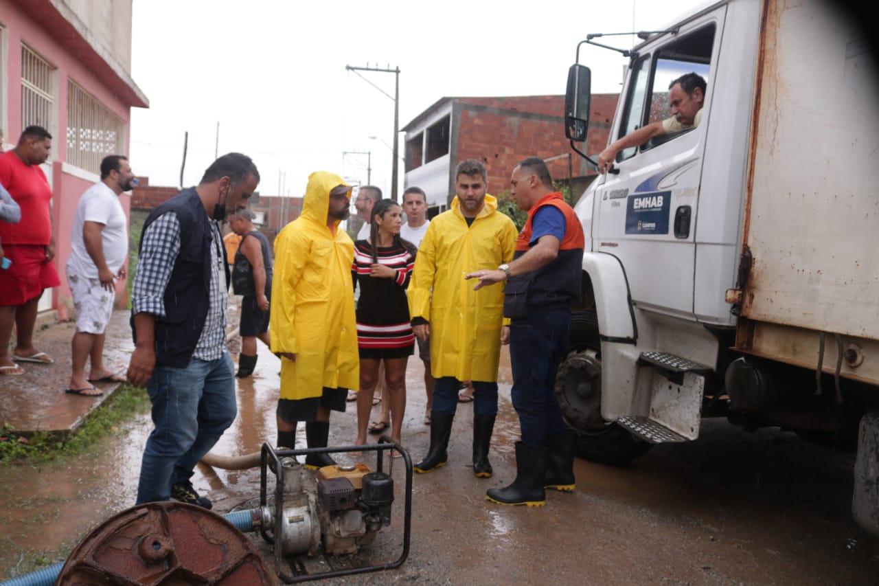 Campos: Prefeito Wladimir acompanha trabalho de equipes na Vila dos Pescadores