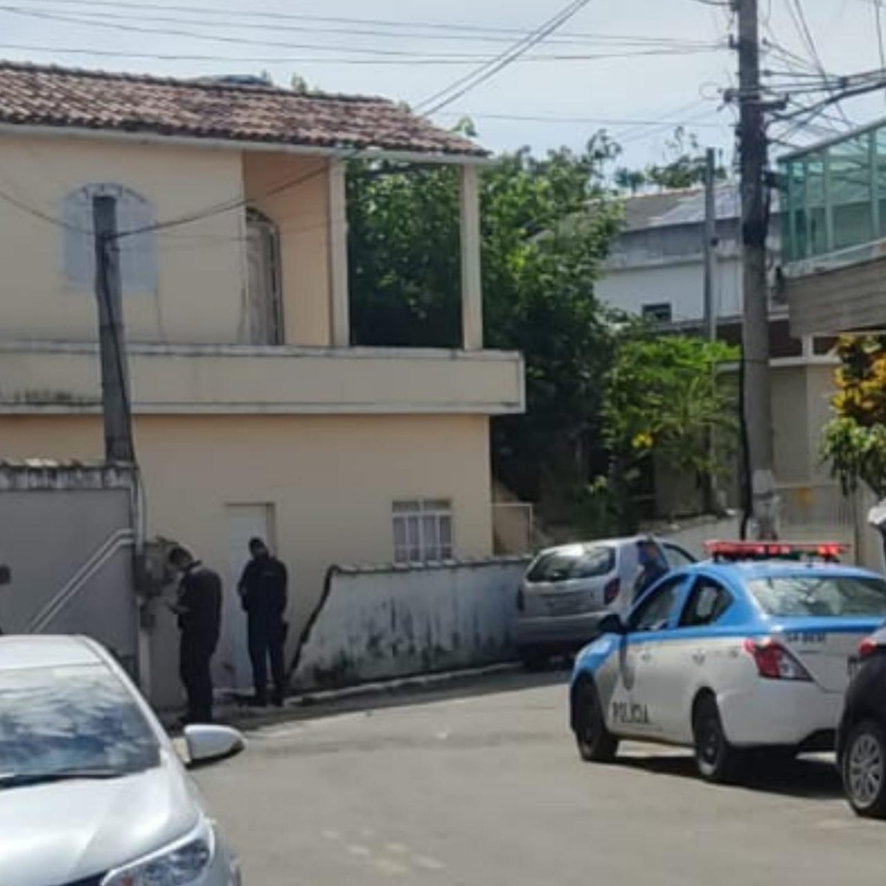 Motorista perde controle da direção e bate carro em muro de casa em Cardoso Moreira