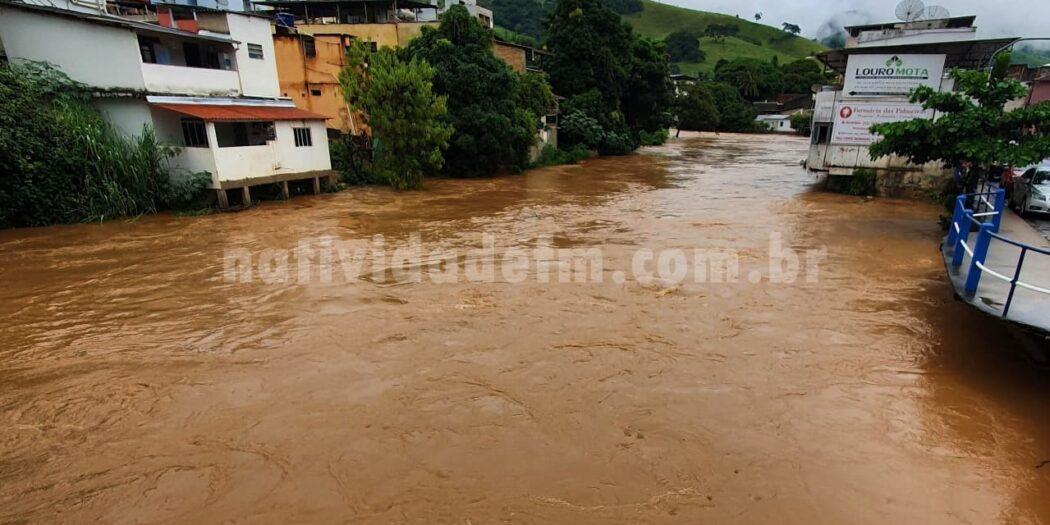Cidade de Carangola com diversas ruas alagadas e famílias desabrigadas/desalojadas