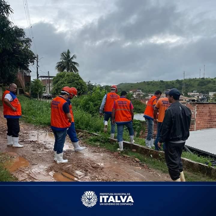 Equipe da prefeitura de Italva está nas ruas auxiliando moradores afetados pelas cheias do Rio Muriaé