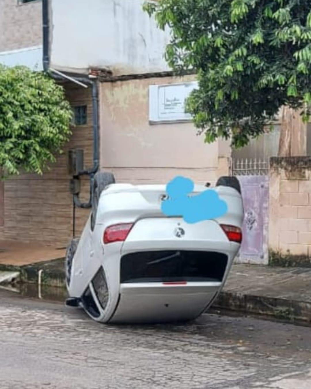 Motorista perde controle da direção e capota veículo, em Cardoso Moreira