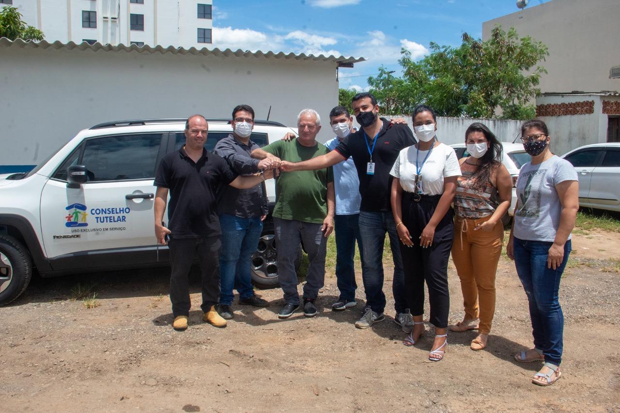 Prefeito de Itaperuna participa da entrega de veículo ao Conselho Tutelar