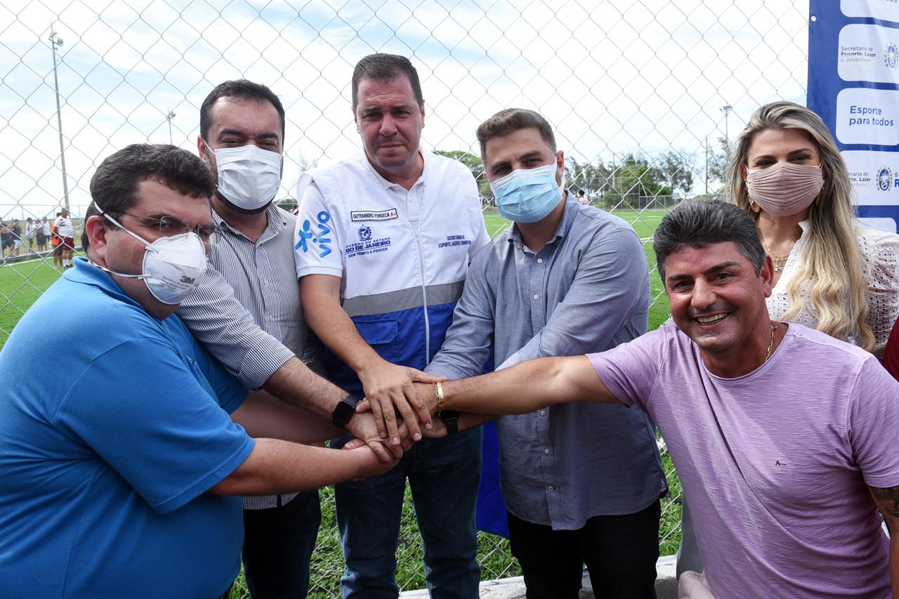 Prefeito Wladimir e governador Cláudio Castro entregam campo de futebol no Farol