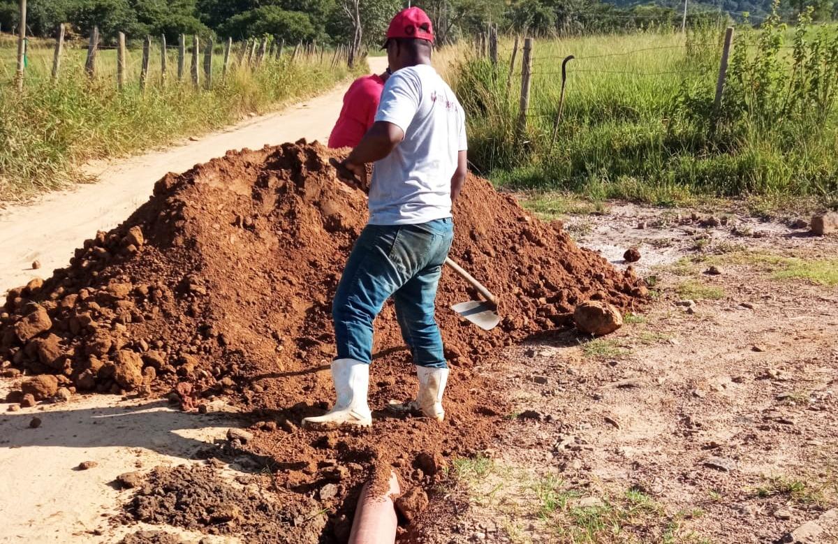 Prefeitura de Itaperuna coloca saibro em 3km de estradas vicinais em um dia