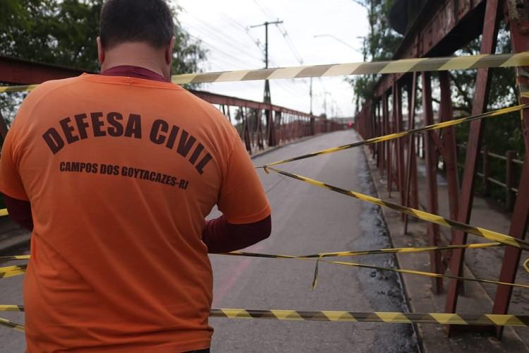 Rio Paraíba atinge cota de transbordo e Ponte Barcelos Martins é interditada
