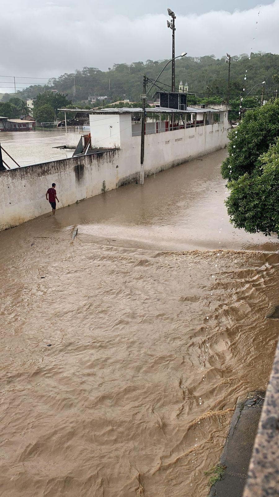 Temporal causa inundação em Cardoso Moreira