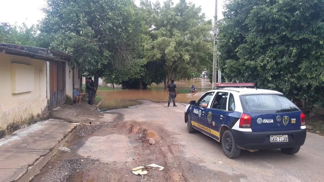 Após novo transbordamento do Rio Muriaé, ruas são interditadas em Italva e Itaperuna