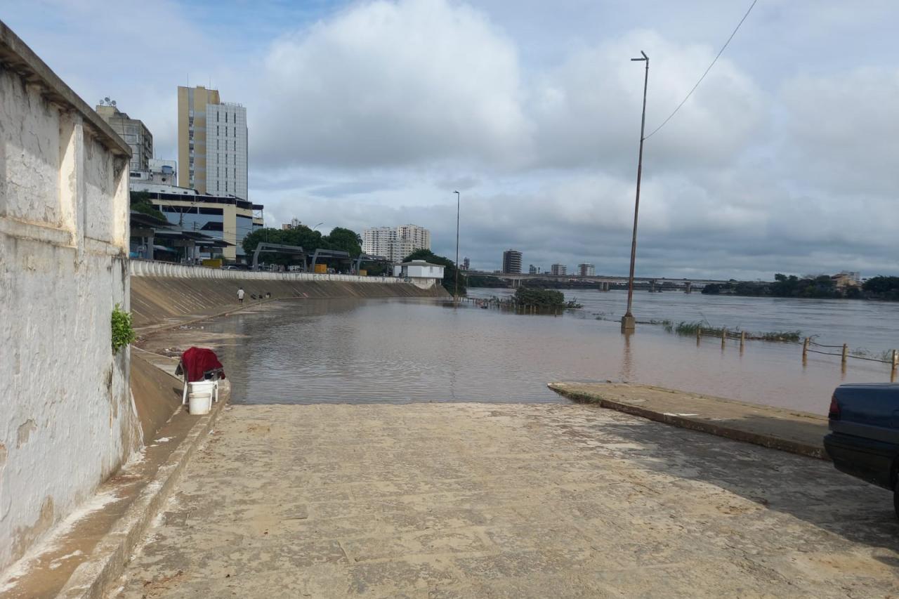 Campos: Com cota de 8,59 metros, rio Paraíba atinge o cais da Lapa
