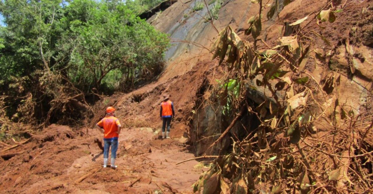 Equipe da Prefeitura municipal de Italva faz vistoria em local de deslizamento na serra do Pão de Ló