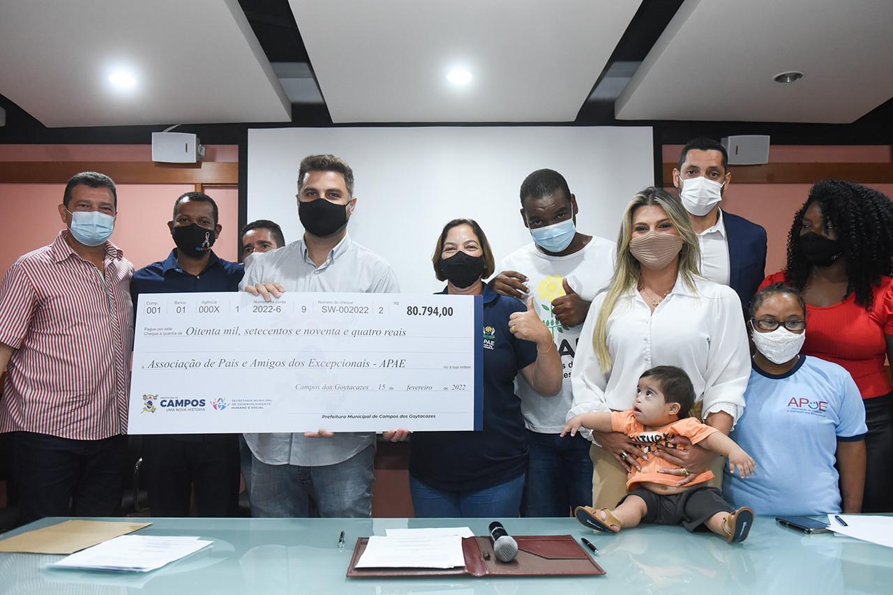 Prefeito de Campos Wladimir formaliza termo de parceria com instituições assistenciais