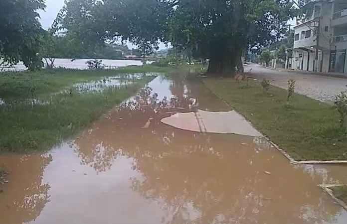 Rio Muriaé transborda nesta quarta-feira (16)  em Itaperuna