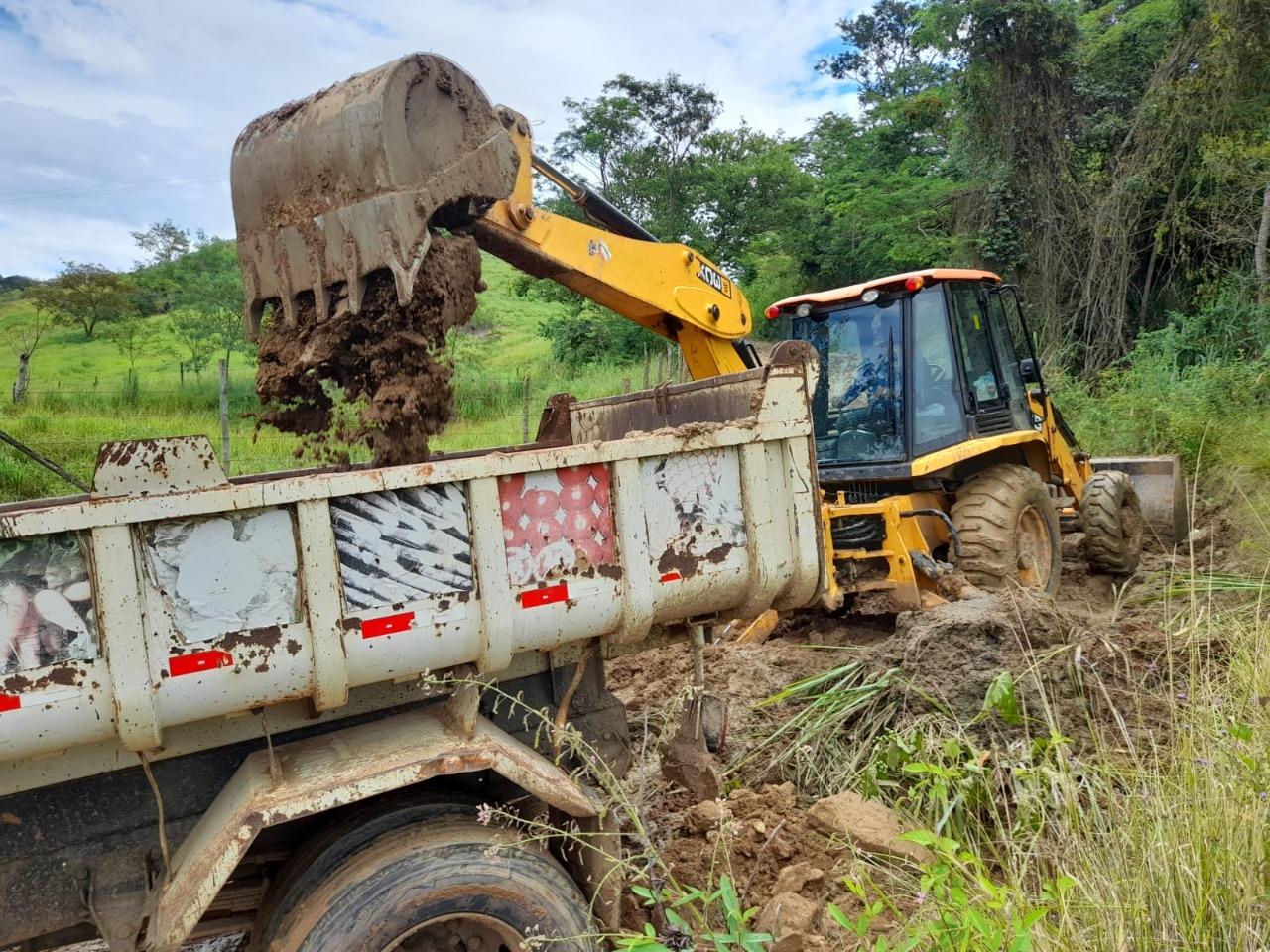 Secretaria de Agricultura de Itaperuna recupera estradas na Cavinha e em outras localidades