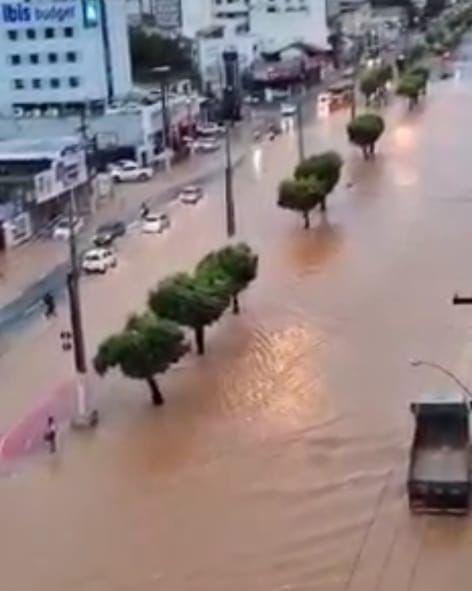 Transbordamento do Rio Muriaé alaga ruas em Itaperuna