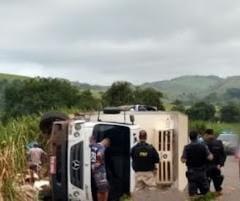 BR 356: Caminhão carregado de carne tomba na ‘Curva do Homero’ em Italva