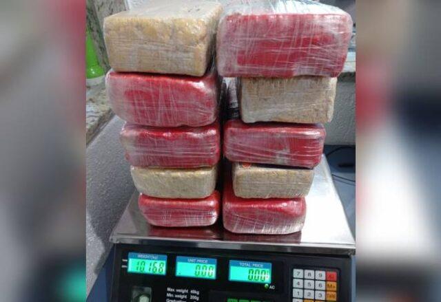 Homem é preso com mais de 10 Kg de cocaína em fundo falso de carro