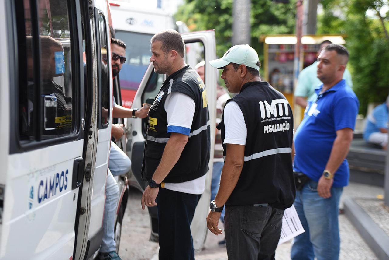 Campos: IMTT realiza operação e cobra o cumprimento dos horários de ônibus e vans