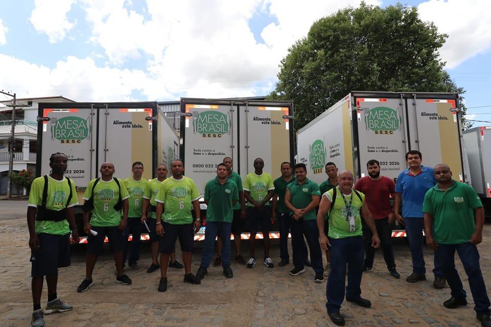 Doações de água potável e roupas chegam em 5 caminhões para a Assistência Social de Itaperuna