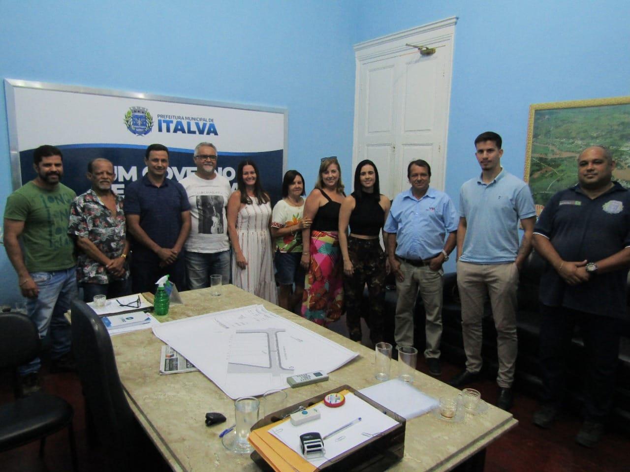 PREFEITO LÉO PELANCA SE REUNE COM COMERCIANTES DO CENTRO DE ITALVA E EXPLICA PROJETO DE URBANIZAÇÃO E TRÂNSITO DE PARTE DA AVENIDA CORONEL LUIS SALLES