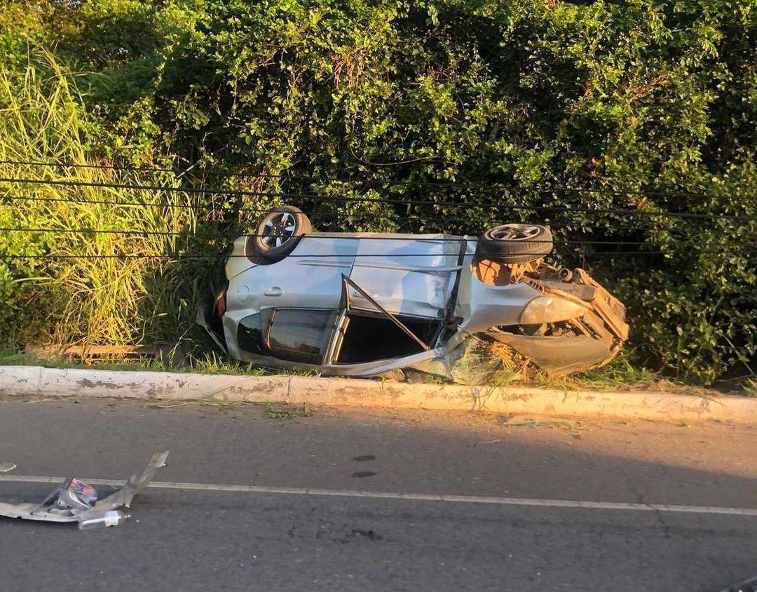 São João da Barra: Mulher fica ferida após carro capotar em Grussaí