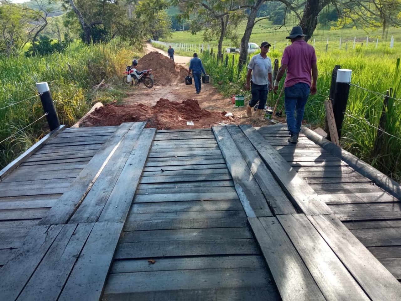Secretaria de Agricultura de Itaperuna constrói ponte na estrada do Bambuí
