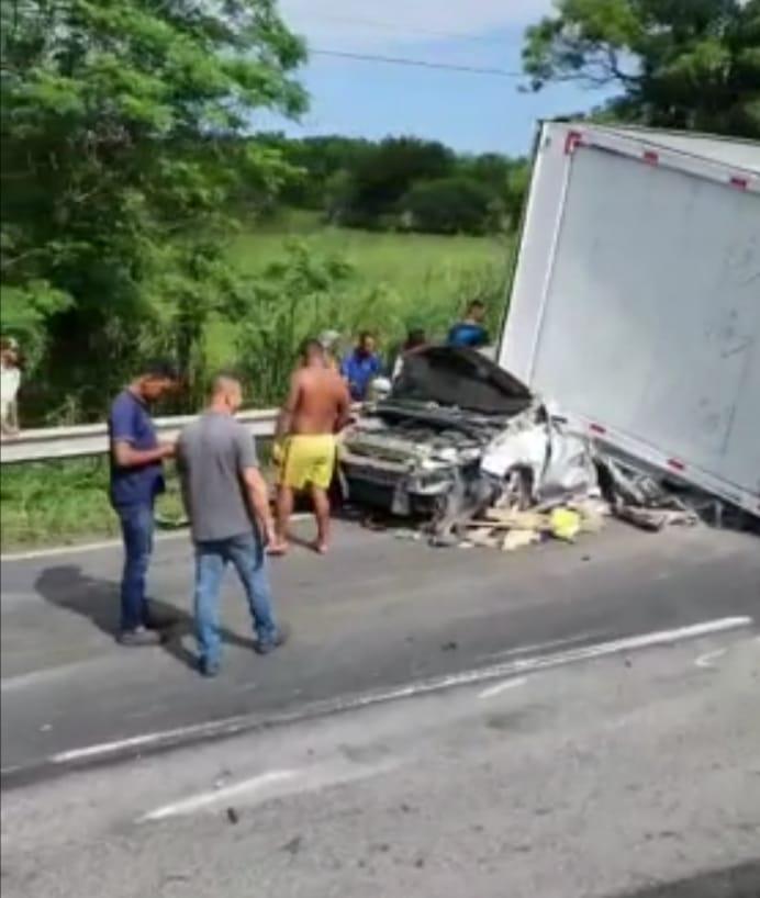 Campos: Caminhão tomba, atinge carros na BR-101 e homem morre
