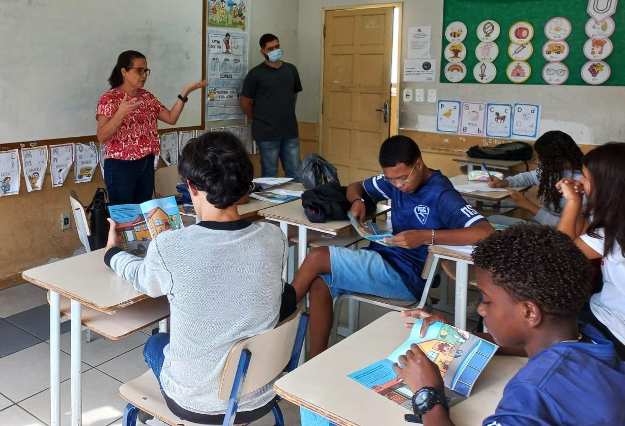 Estudantes em Itaperuna recebem material informativo sobre combate ao Aedes aegypti 