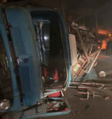 Itaperuna: Homem morre após caminhão tombar