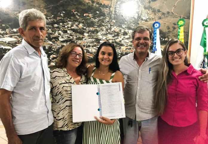 Cardoso Moreira: Prefeita Geane Vincler recebe Termo de Doação de onde será construída UBS em Dr. Matos