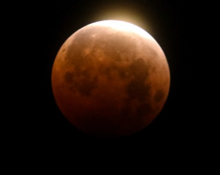 Eclipse total da Lua foi visto em todo o Brasil