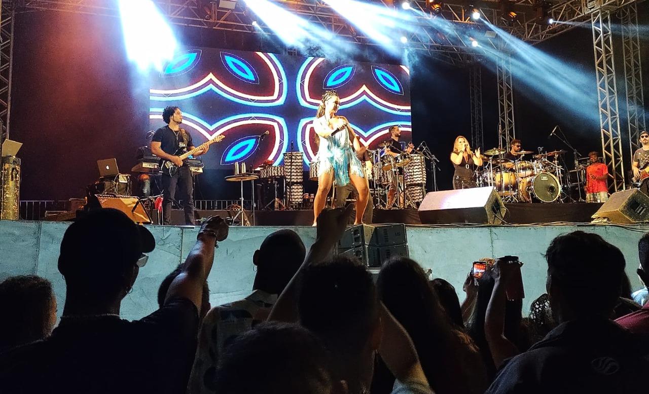 Em Itaperuna, a noite do Axé foi massa com a banda Cheiro de Amor