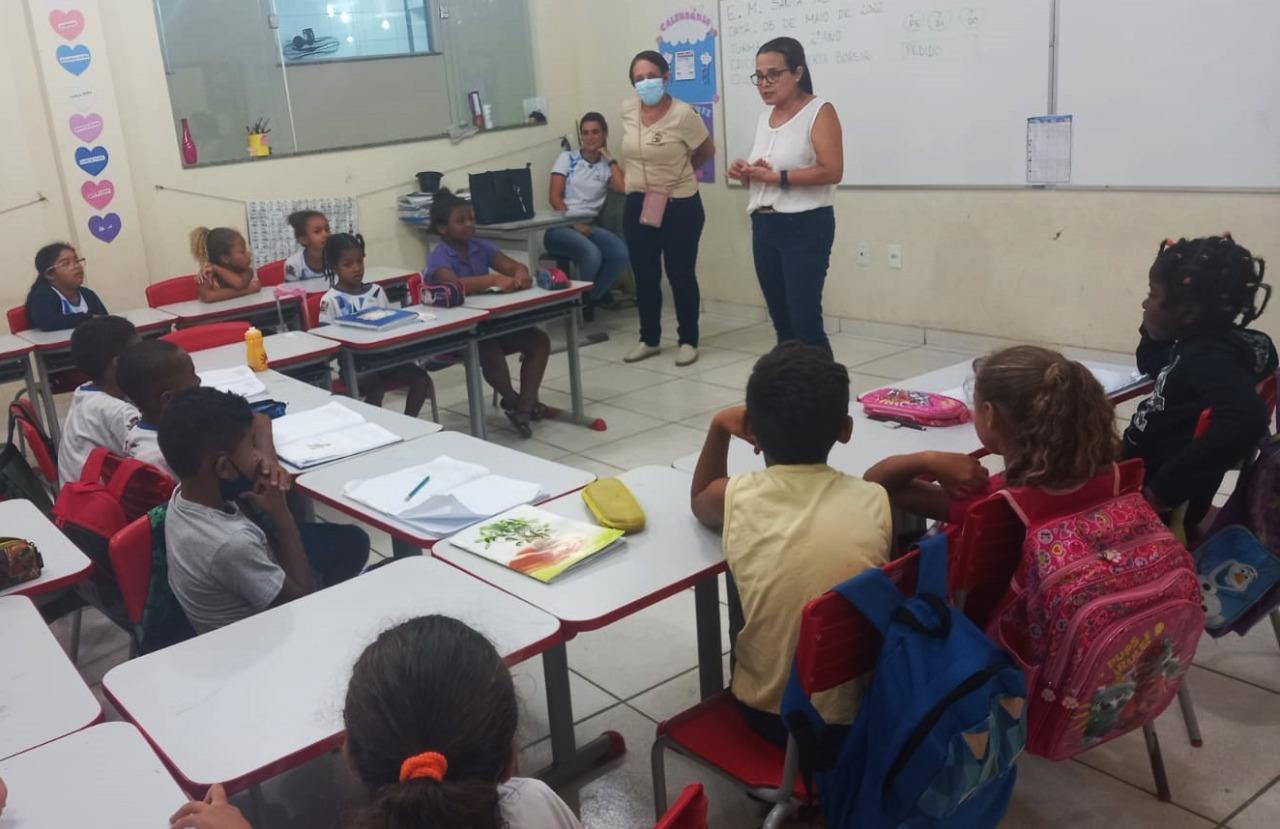 Equipe da Secretaria de Saúde de Itaperuna realiza ação educativa na Escola Santa Paz