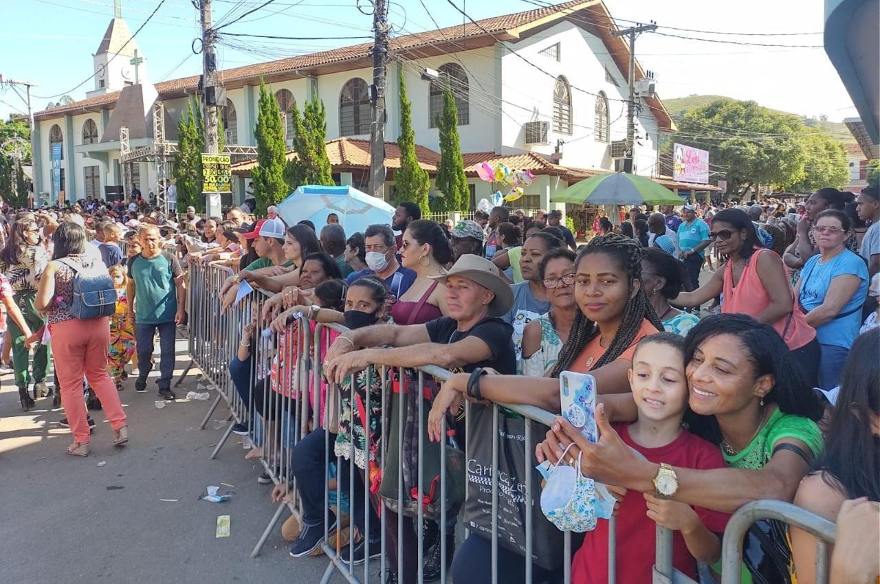 Milhares de fiéis e turistas assistem à procissão dos carros de bois em Raposo