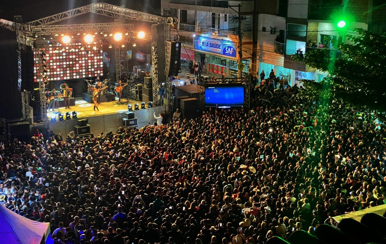 Paula Fernandes se apresenta na 60ª Festa dos Carros de Boi de Raposo 