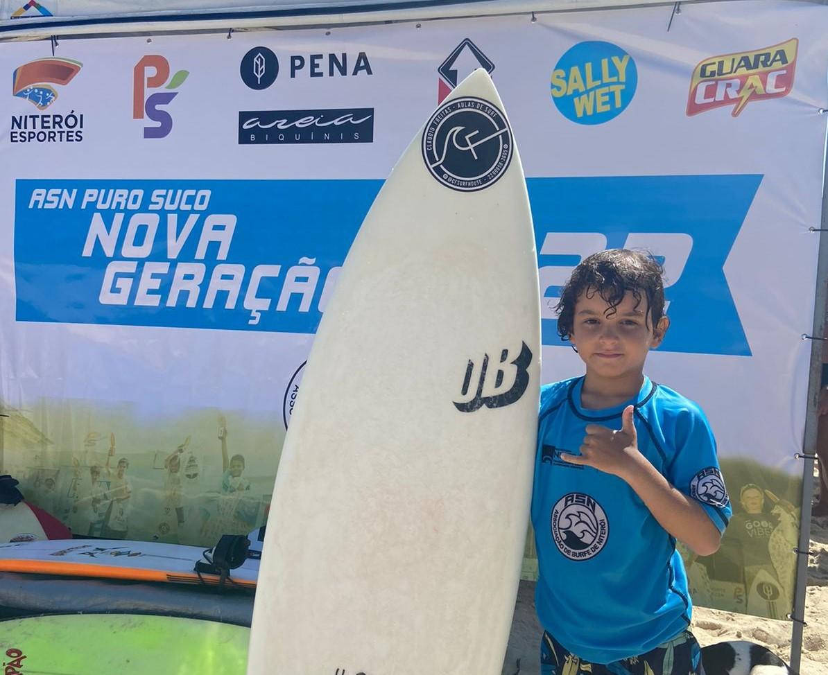 Surfista mirim do Bolsa Atleta Quissamã é campeão da 1ª etapa do Circuito ASN Puro Suco Nova Geração, em Niterói