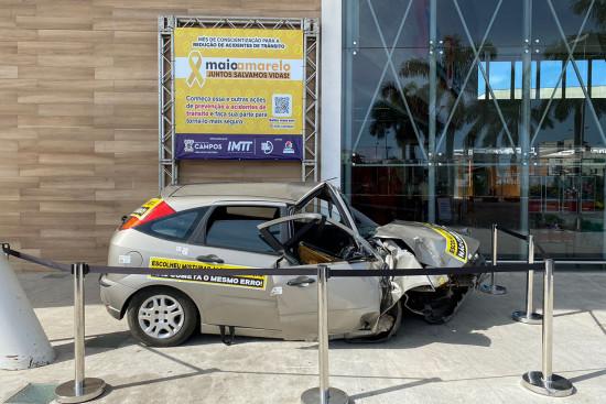 Veículo acidentado está em exibição na Campanha Maio Amarelo em Campos