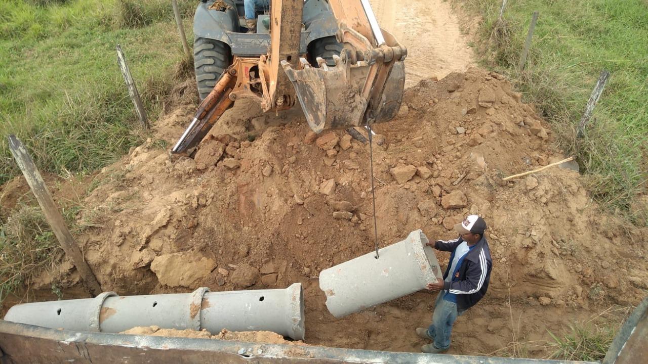 Equipe da Secretaria de Agricultura de Itaperuna trabalha na construção de sarjetas