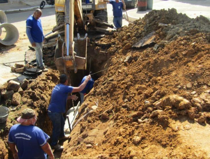 ITALVA: SECRETARIA DE OBRAS EXECUTA SERVIÇO COMPLEXO NA RUA ANA AGUIAR