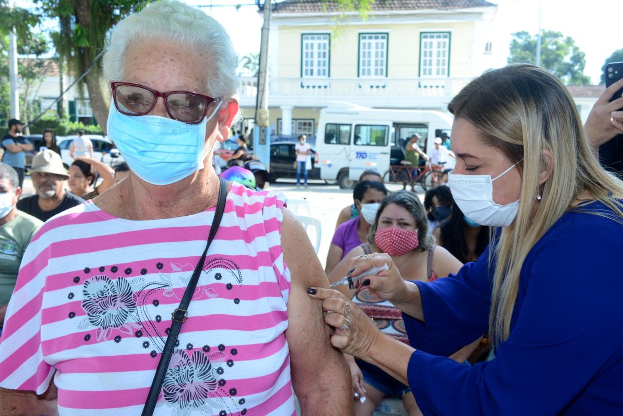 Quissamã: Vacinação contra a Covid-19 em praça no Centro imuniza  mais de 100 pessoas