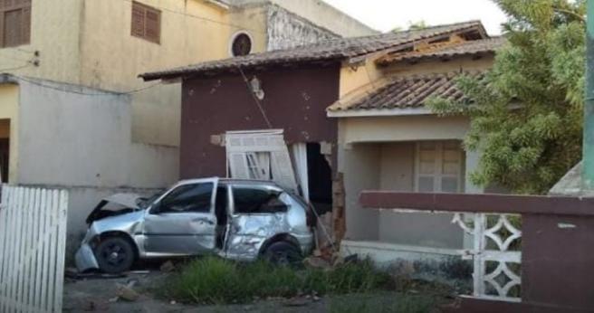 São Francisco de Itabapoana: Carro invade casa e quebra o muro