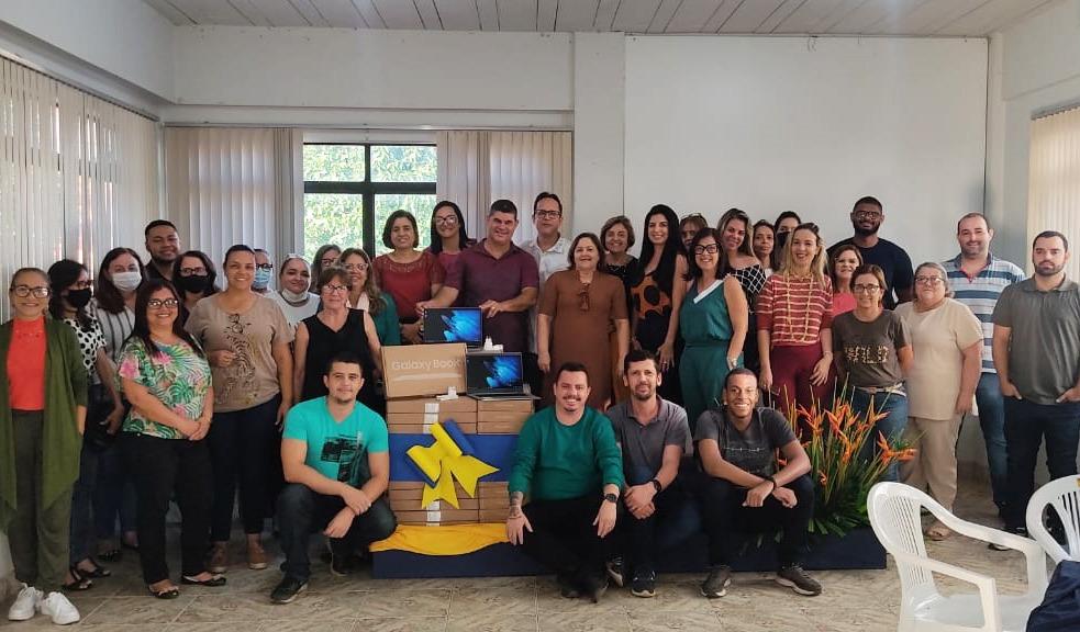 VICE-PREFEITO E SECRETÁRIO DE EDUCAÇÃO DE ITAPERUNA PARTICIPAM DA ENTREGA SIMBÓLICA DE 618 NOTEBOOKS