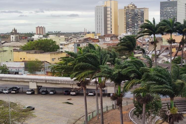 Defesa Civil alerta para previsão de ventos fortes, chuvas e frente fria