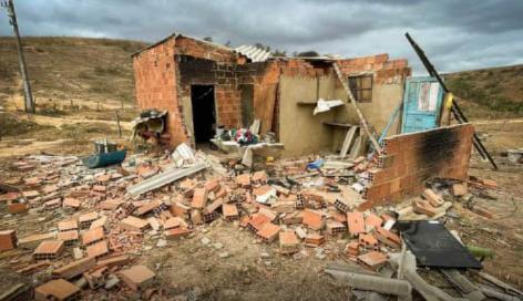 Fortes ventos causam destruição em Cardoso Moreira