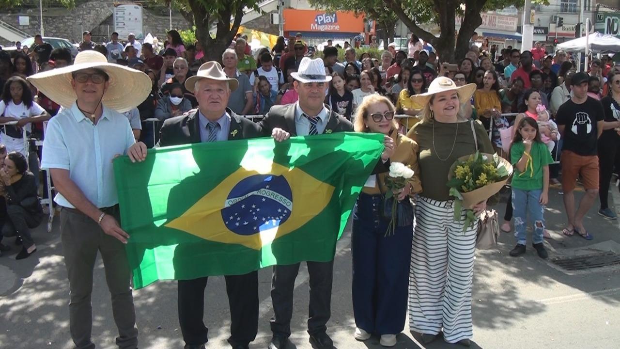 Prefeito de Itaperuna prestigia o desfile de 7 de Setembro 