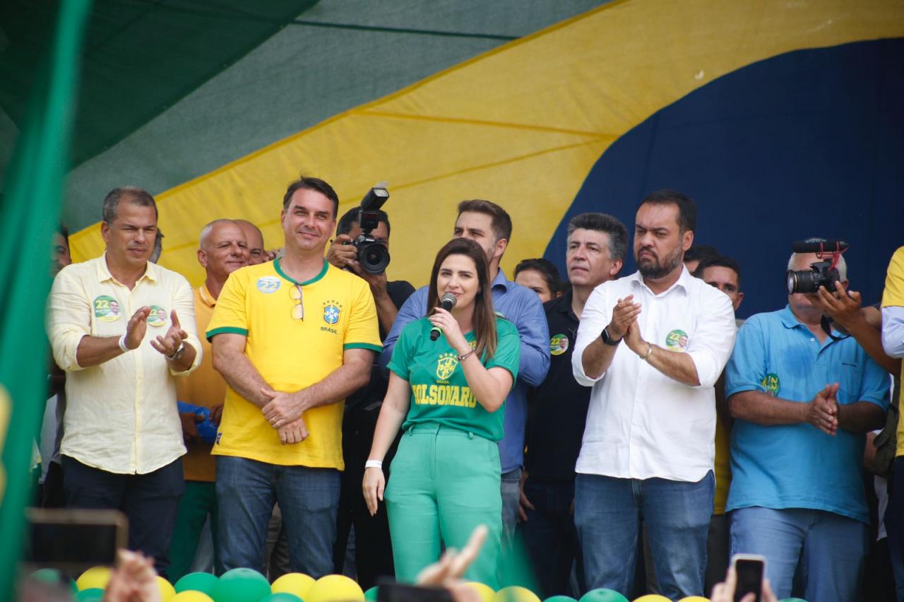 Comício pró-Bolsonaro coloca lideranças locais ao lado de governador e de Flávio Bolsonaro