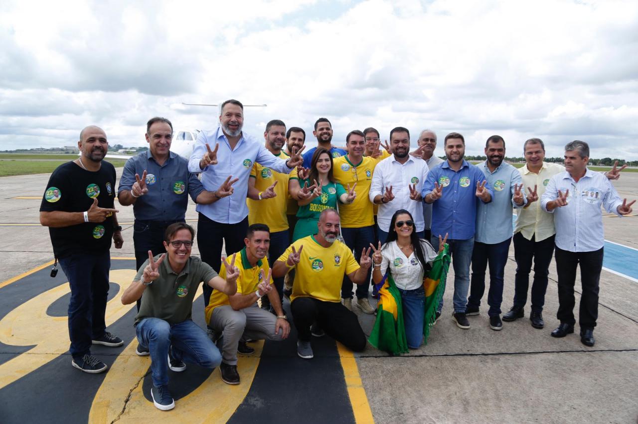 Flavio Bolsonaro e governador Cláudio Castro chegam a Campos para carreata pró-Bolsonaro